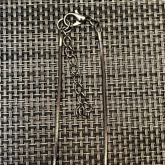 Sparkly Gunmetal Silver-tone Leaf Pendant, Necklace and Earrings Set - Picture 7 of 15